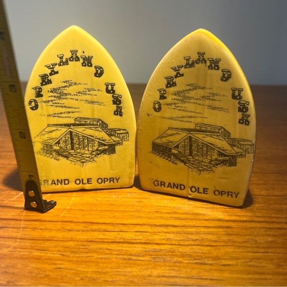 Yellow Clothing Iron Grand Ole Opry Design Salt & Pepper Shaker Shakers Japan - Picture 3 of 9